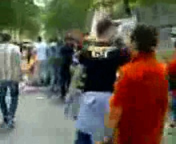 Fankultur. Rob will zum Spiel und landet auf einer Demo.