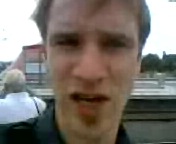 Aua! Aua! Aua! Rob kriegt auf die Fresse und verhindert Krawalle.